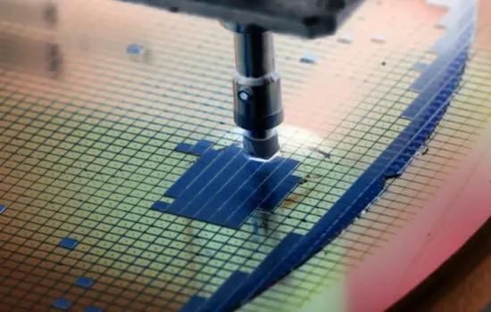 Cleanroom semiconductor manufacturing utilizing Ultrahivac vacuum solutions.